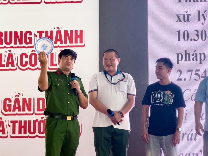 Lồng ghép trong chuyên đề về phòng, chống ma tuý là các tình huống giúp người dân biết cách chủ động tố giác tội phạm