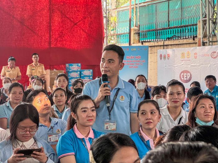 Công nhân sôi nổi giao lưu, tương tác cùng báo cáo viên tại Ngày hội