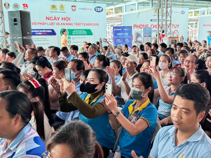Các công nhân ghi lại những thông tin bổ ích về pháp luật