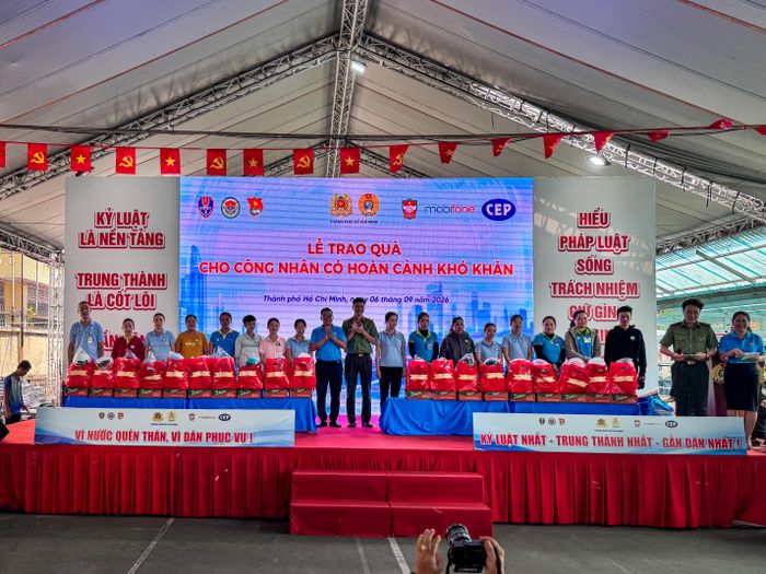 Trao tặng những phần quà nghĩa tình đến với các trường hợp có hoàn cảnh khó khăn