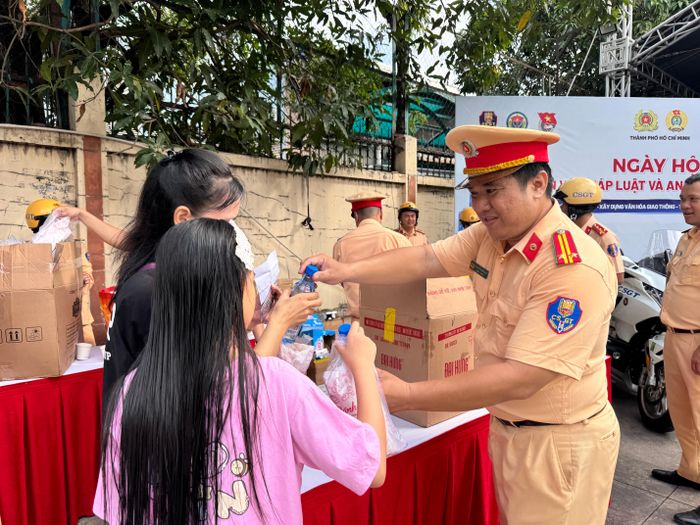 Gian hàng buổi sáng 0 đồng do Phòng CSGT CATP thực hiện tại Ngày hội