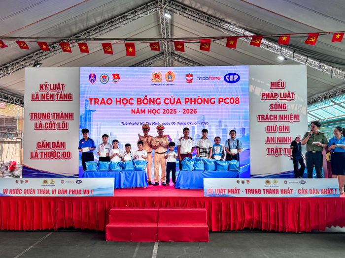 Phòng CSGT trao 20 suất học bổng cho con công nhân có hoàn cảnh khó khăn, chăm ngoan, học tốt