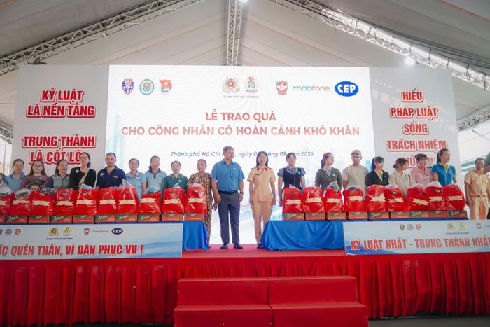 Ban Tổ chức trao quà cho công nhân có hoàn cảnh khó khăn