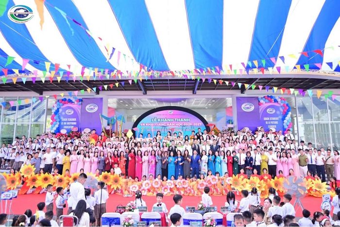 Các đại biểu và ban lãnh đạo nhà trường cùng các thầy cô giáo chụp hình lưu niệm tại buổi lễ.
