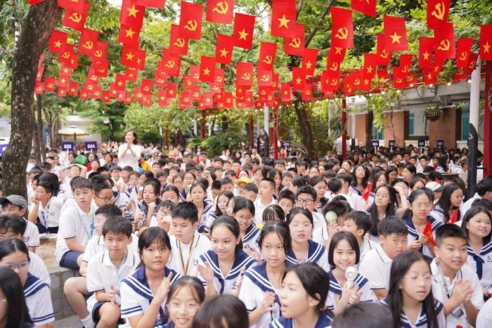 Lễ Khai giảng năm học 2026–2027 của thầy cô và học trò Trường THCS & THPT Lương Thế Vinh.