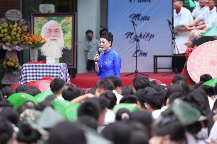 Cô Văn Thuỳ Dương - Phó Hiệu trưởng THCS&THPT Lương Thế Vinh chia sẻ tại buổi lễ.