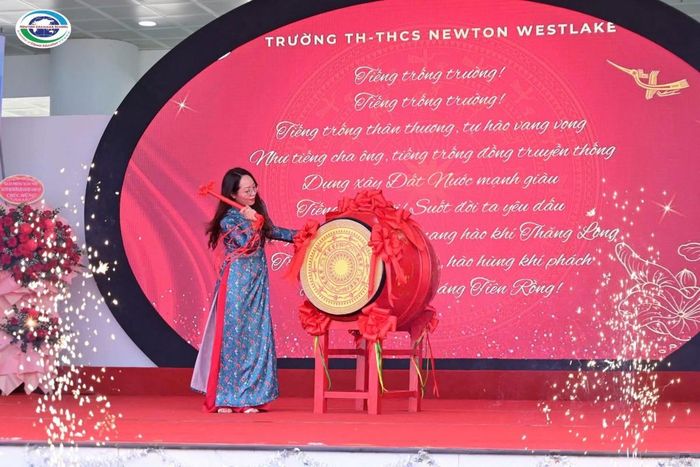 Cô Nguyễn Tuyết Nhung, Hiệu trưởng Trường Tiểu học - THCS Newton Westlake đánh trống khai giảng năm học mới.