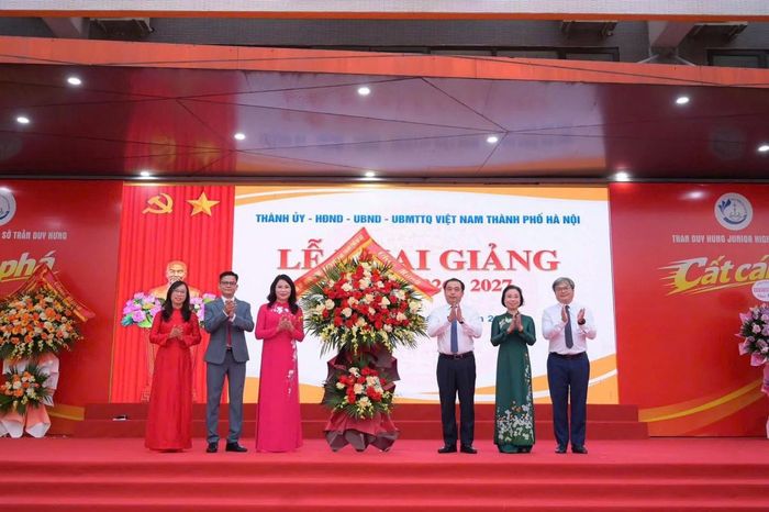 Đồng chí Trần Đức Thắng - Ủy viên Bộ Chính trị, Bí thư Thành ủy, Trưởng Đoàn Đại biểu Quốc hội thành phố Hà Nội cùng các đồng chí lãnh đạo thành phố tặng hoa cho nhà trường.