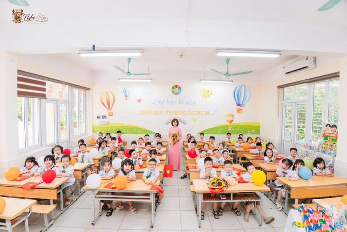 Không khí rộn ràng và đầy háo hức của cô và trò lớp 1E Trường Tiểu học Nghĩa Tân trong ngày khai giảng năm học mới. Ảnh PV.