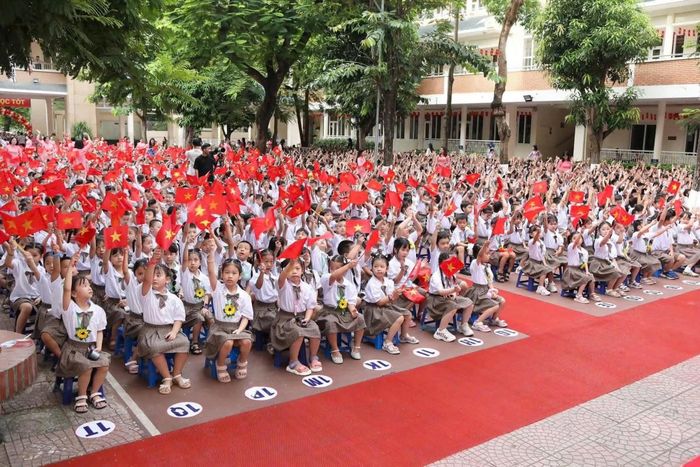  Sân trường rực rỡ sắc đỏ của cờ hoa, những ánh mắt háo hức của các em học sinh đã tạo nên một ngày khai trường đầy cảm xúc, mở đầu cho hành trình học tập mới. Ảnh Trường Tiểu học Nghĩa Tân.