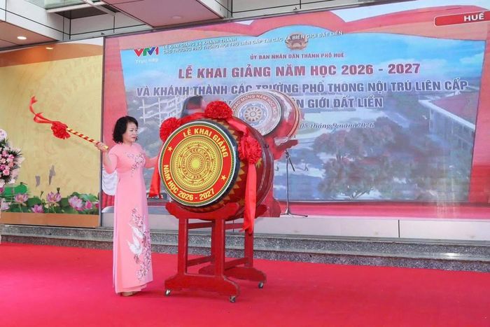  Nhà giáo ưu tú Nguyễn Thị Bích Nga, Bí thư Đảng bộ, Hiệu trưởng Trường Tiểu học Nghĩa Tân đánh trống khai giảng năm học 2026- 2027. Ảnh Trường Tiểu học Nghĩa Tân.