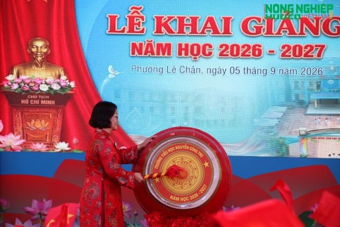 Bà Lê Thị Thu Hiền Hiệu trưởng trường TH Nguyễn Công Trứ gióng tiếng trống đầu tiên báo hiệu năm học mới chính thức bắt đầu.