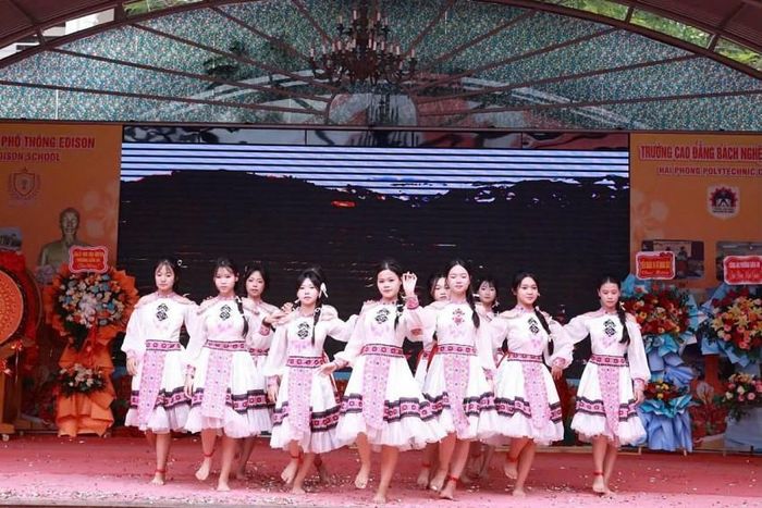 Không khí ngày khai trường thêm sôi động với các tiết mục văn nghệ do học sinh Trường TH-THCS-THPT Edison biểu diễn.
