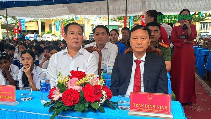  Đồng chí Trần Đình Ninh – Tỉnh ủy viên, Phó Trưởng Ban Tuyên giáo Tỉnh ủy Lâm Đồng dự khai giảng tại Trường THCS Nguyễn Trãi (xã Đắk Song, tỉnh Lâm Đồng) 