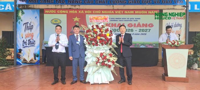  Nhân dịp này, thay mặt Tỉnh ủy, HĐND, UBND và Ủy ban MTTQ Việt Nam tỉnh Lâm Đồng, đồng chí Trần Đình Ninh đã tặng hoa chúc mừng tập thể sư phạm nhà trường và trao các suất học bổng ý nghĩa hỗ trợ các em học sinh có hoàn cảnh khó khăn 
