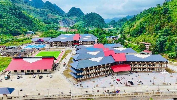 Trường Phổ thông nội trú Tiểu học và THCS Mường Khương được khởi công xây dựng từ tháng 11/2025, với tổng kinh phí đầu tư 257 tỉ đồng. Trường có quy mô 28 phòng học, phục vụ 980 học sinh là con em đồng bào các dân tộc thiểu số như H’Mông, Dao, Tày, Giáy, Tu Dí...
