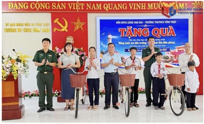 Đồn BPCKC Vạn Gia trao tặng xe đạp cho các cháu học sinh có hoàn cảnh khó khăn trên địa bàn xã đảo Vĩnh Thực. Ảnh:QMG