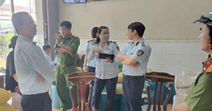 Đoàn kiểm tra liên ngành kiểm tra việc chấp hành quy định pháp luật tại Hộ kinh doanh Vựa gạo H. G. Ảnh: QLTT Cà Mau