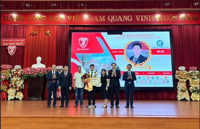 Đại học Huế tuyên dương, trao thưởng cho thủ khoa Đại học Huế - tân sinh viên Phan Văn Nhật Tuấn, ngành Y khoa, Trường Đại học Y - Dược