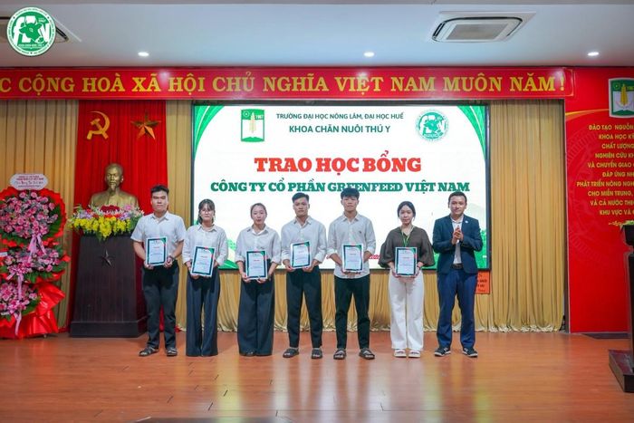 40 suất học bổng “Chắp cánh ước mơ” đã được trao cho sinh viên Khoa CNTY