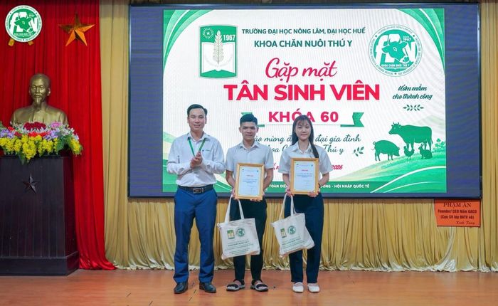 Khoa CNTY vinh danh và trao quà chúc mừng hai thủ khoa đầu vào của hai ngành đào tạo