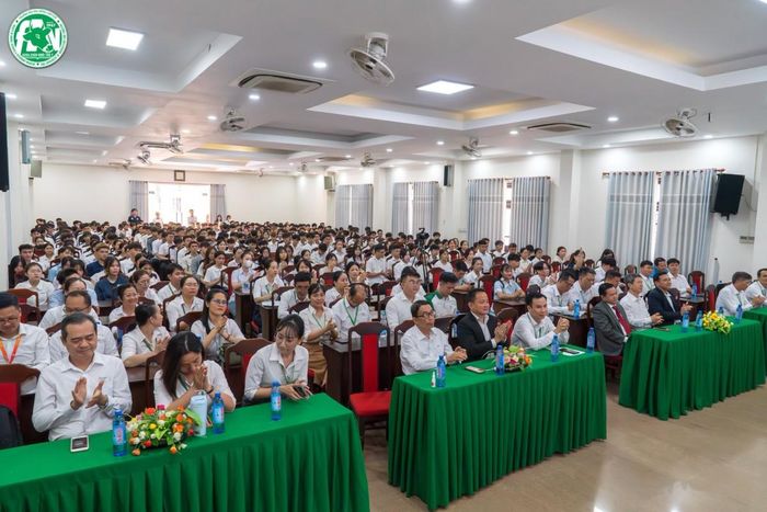 Quang cảnh chương trình Gặp mặt tân sinh viên Khóa 60, Khoa Chăn nuôi Thú y (CNTY), Trường Đại học Nông Lâm, Đại học Huế