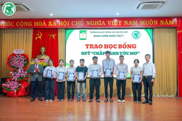 40 suất học bổng “Chắp cánh ước mơ” đã được trao cho sinh viên Khoa CNTY