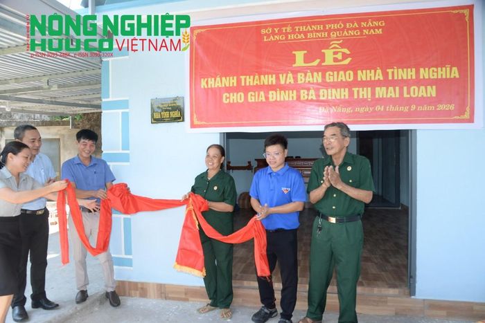 Các đại biểu cùng gia đình thực hiện nghi thức cắt băng khánh thành, chính thức bàn giao ngôi nhà tình nghĩa.