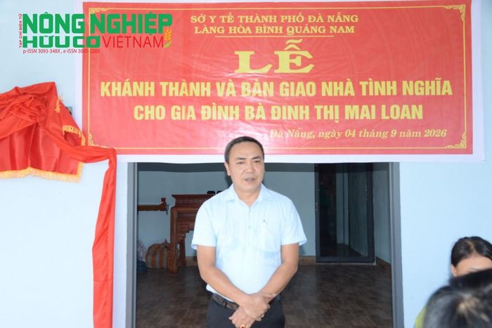 Ông Nguyễn Thành Trung, Bí thư Chi bộ, Giám đốc Làng Hòa Bình Quảng Nam phát biểu tại lễ bàn giao nhà tình nghĩa.