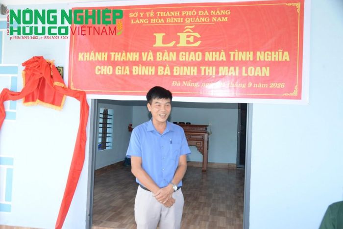 Đại diện địa phương, ông Nguyễn Hổ Hiền - Bí thư Chi bộ thôn Thạnh Hòa chia sẻ niềm vui cùng gia đình bà Đinh Thị Mai Loan.