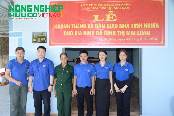 Tuổi trẻ Làng Hòa Bình Quảng Nam chung tay lan tỏa tinh thần sẻ chia tại lễ trao nhà tình nghĩa.