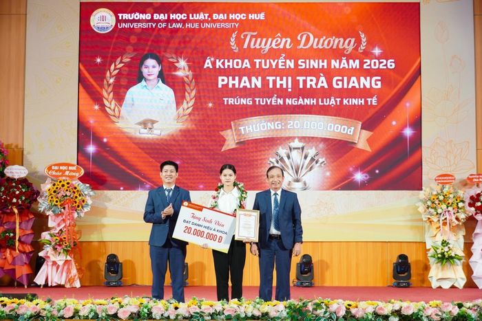 ...và trao tặng học bổng 20 triệu đồng cho á khoa K50 Phan Thị Trà Giang