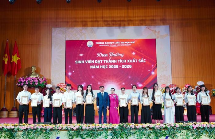 Khen thưởng những sinh viên có thành tích xuất sắc trong năm học 2025–2026