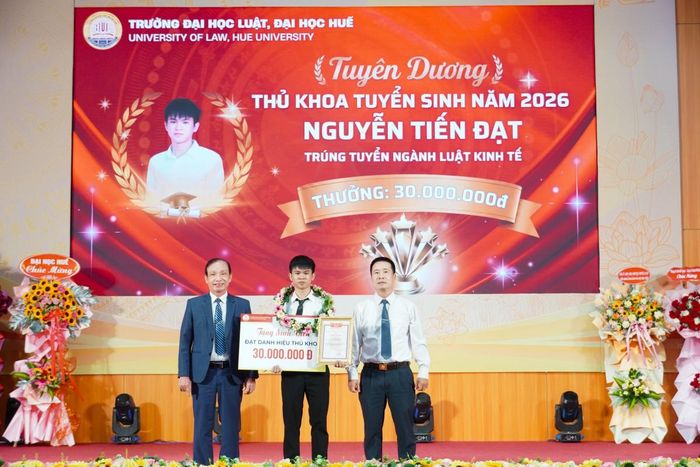 Trao tặng học bổng 30 triệu đồng cho thủ khoa K50 Nguyễn Tiến Đạt