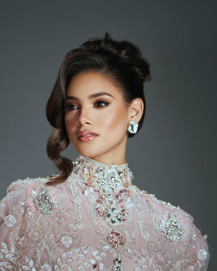 Tân Miss World 2026 Joheirry Mola Dominguez sở hữu chiều cao 1,75m, gây chú ý với vẻ đẹp sắc sảo và phong thái tự tin.