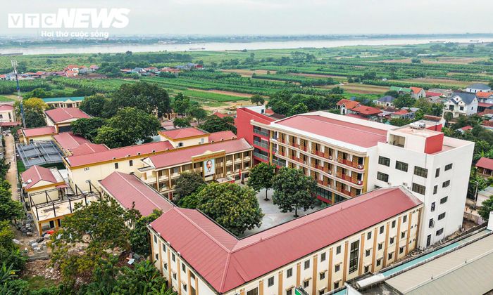 Đây là trường liên cấp đầu tiên được xây dựng tại xã đảo Minh Châu. Công trình hoàn thành sau 6 tháng khởi công, kịp đón học sinh trong ngày khai giảng năm học mới.