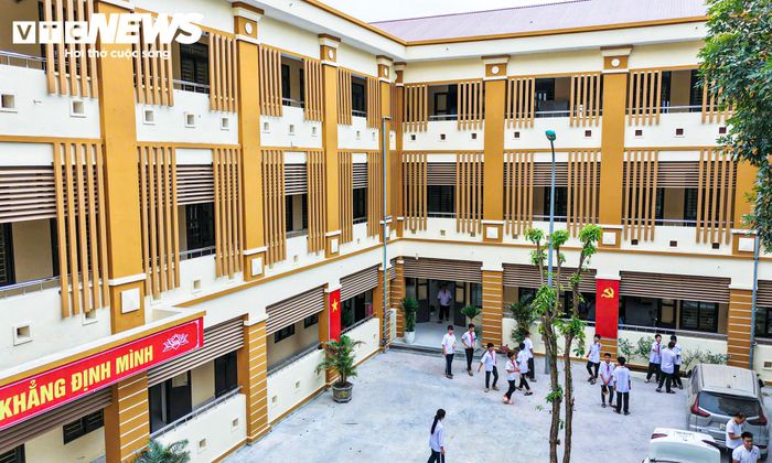 Theo thiết kế, trường được tổ chức theo mô hình liên cấp, đáp ứng các yêu cầu dạy học, thực hành và giáo dục thể chất. Khối nhà 5 tầng xây mới có tổng diện tích sàn 4.665m², gồm các phòng học lý thuyết, phòng học bộ môn, hội trường và phòng chức năng.