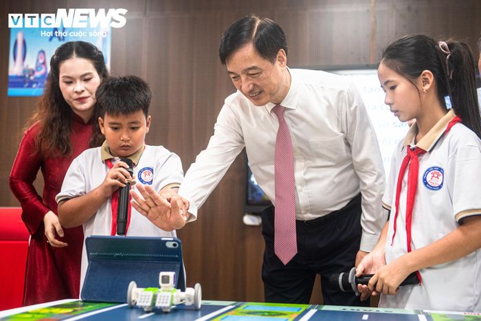Trong trường có các phòng học văn hóa, phòng chức năng, phòng STEM, phòng công nghệ được trang bị thiết bị nghe nhìn và kết nối mạng tốc độ cao. Học sinh còn có các phòng thực hành, thí nghiệm khoa học tự nhiên, phòng tin học và thư viện. (Trong ảnh: Ủy viên Bộ Chính trị, Bí thư Trung ương Đảng, Trưởng Ban Tổ chức Trung ương Nguyễn Duy Ngọc cùng các vị đại biểu đi tham quan phòng học STEM tại trường liên cấp xã Minh Châu sáng 5/9).