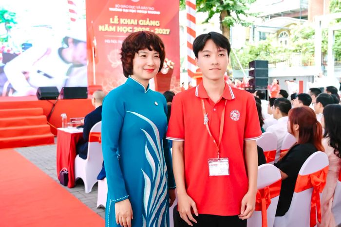 Nam sinh Trương Đình Tuyển cùng cô Hiệu trưởng Phạm Thu Hương tại lễ khai giảng sáng 5/9.