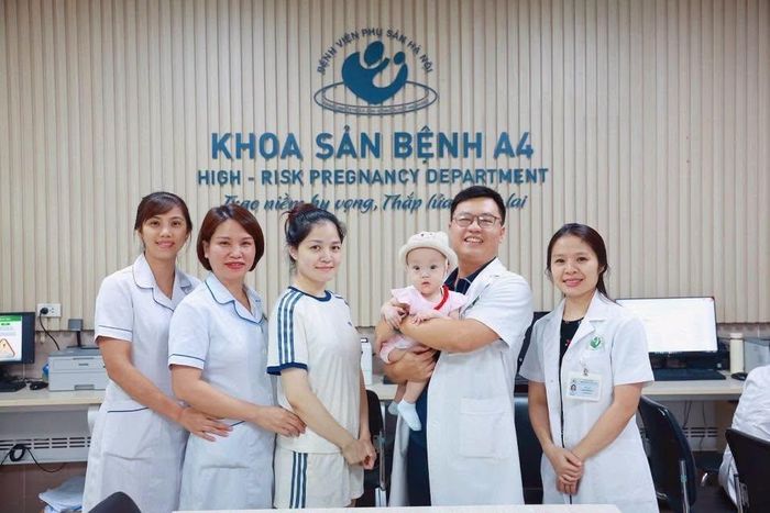 Gần một năm sau ngày con chào đời, chị H. đưa con trở lại Bệnh viện Phụ sản Hà Nội thăm các bác sĩ đã giúp đỡ gia đình. (Ảnh: BVCC)