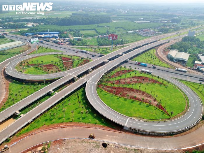 Một tuyến khác giữ vai trò quan trọng trong mạng lưới kết nối sân bay Long Thành là đường 25C, đoạn từ Quốc lộ 51 đến Hương lộ 19. Dự án có chiều dài hơn 2,6km, là đoạn đầu tuyến được đầu tư nhằm hoàn thiện trục đường 25C từ Quốc lộ 51 đến khu vực cầu Cát Lái.