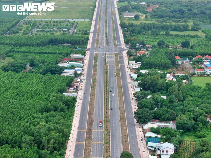 Khi đưa vào khai thác, tuyến đường sẽ kết nối sân bay Long Thành với Quốc lộ 51, cao tốc Bến Lức - Long Thành và đường Vành đai 3 TP.HCM. Cùng với cao tốc TP.HCM - Long Thành - Dầu Giây, đường 25C được kỳ vọng trở thành trục giao thông quan trọng, chia sẻ lưu lượng phương tiện giữa sân bay và TP.HCM.