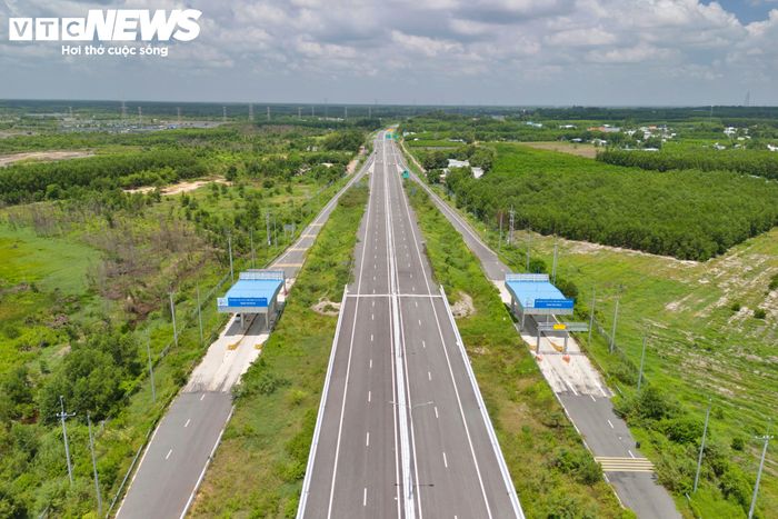 Sau khoảng 12 năm thi công với nhiều lần điều chỉnh, cao tốc Bến Lức - Long Thành đang bước vào giai đoạn hoàn thiện. Tuyến đường dài khoảng 58km, tổng mức đầu tư 31.300 tỷ đồng, dự kiến thông xe toàn tuyến trong tháng 9.