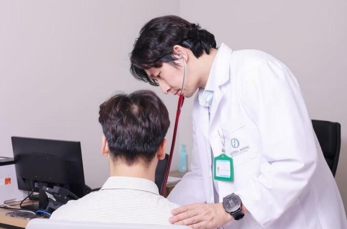 Bác sĩ Đoàn Dư Mạnh khám và tư vấn sức khoẻ cho người bệnh. (Ảnh: BSCC)