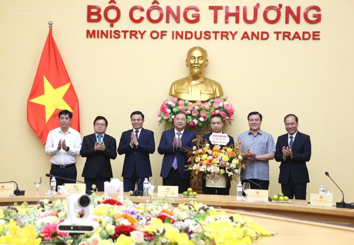 Phó Thủ tướng Thường trực Phạm Gia Túc cùng lãnh đạo Bộ Công Thương chúc mừng Thứ trưởng Nguyễn Việt Sơn. (Ảnh: chinhphu.vn)