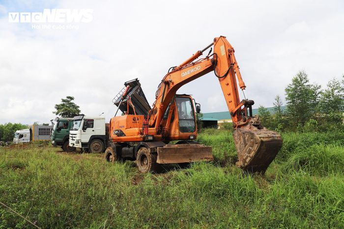 Sau lễ khởi công, công trường nhanh chóng được triển khai với yêu cầu đẩy nhanh tiến độ, hoàn thành ngôi trường trước thềm năm học mới 2026-2027. (Ảnh: Hoàng Gái)