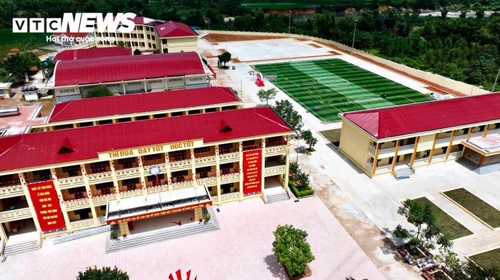 Chỉ sau khoảng 10 tháng thi công, Trường Phổ thông nội trú TH&THCS Bình Liêu rộng 9,7 ha đã hoàn thiện với diện mạo khang trang, hiện đại. (Ảnh: Hoàng Gái)