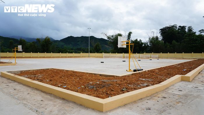 Ngoài sân bóng, trong trường còn có khu vực sân bóng rổ rộng rãi. (Ảnh: Tiến Thắng)