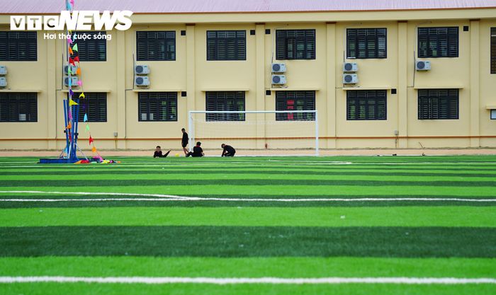 Khu vực sân bóng được đầu tư trong khuôn viên trường, trở thành nơi học sinh rèn luyện thể thao sau những tiết học trên lớp. (Ảnh: Tiến Thắng)