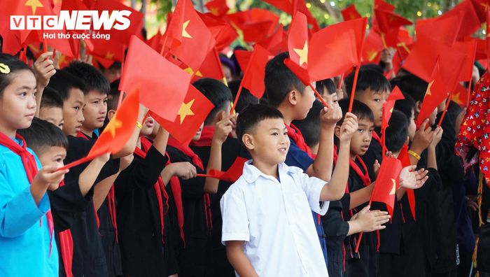 Sau khoảng 10 tháng thi công, ngôi trường mới đã hiện hữu khang trang giữa vùng biên Bình Liêu. Với học sinh nơi đây, một năm học mới cũng mở ra với những lớp học, phòng ở và điều kiện sinh hoạt tốt hơn. (Ảnh: Tiến Thắng)